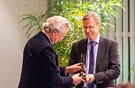 Als Bürgermeister Otto Steinkamp (rechts) das Repräsentationsgeschenk der Gemeinde Wallenhorst an Hans Stallkamp überreichte, ahnte noch niemand, was der Jubilar Minuten später verkünden würde.