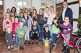Die Gewinner des Luftballonwettbewerbs 2016 mit Bürgermeister Otto Steinkamp (rechts).