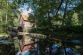 Die Wassermühle an der Nette inmitten einer malerischen Landschaft