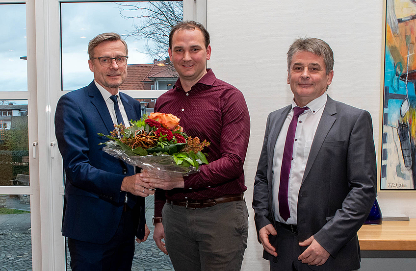 Bürgermeister Otto Steinkamp (links) und Ratsvorsitzender Hans Stegemann (rechts) begrüßen das neue Ratsmitglied Stefan Grothaus.