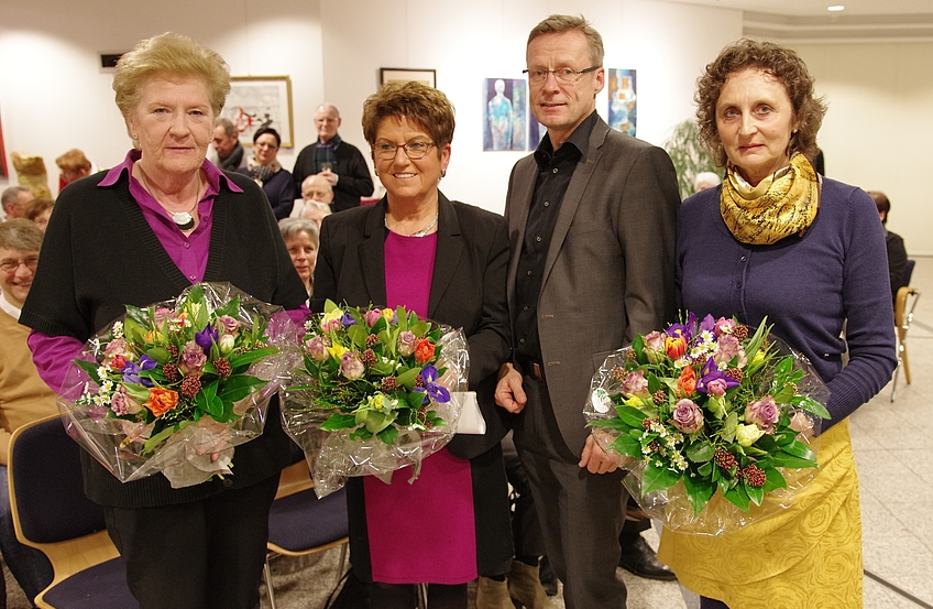 Renate Bodi, Helga Strübbe, Otto Steinkamp und Hildegard Brömlage (von links) laden ein, die Ausstellung im Rathausfoyer zu erkunden.
