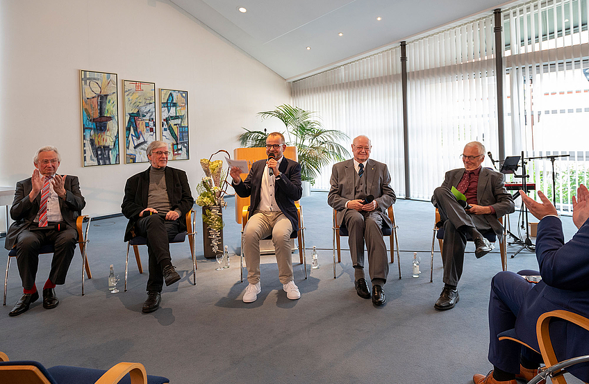 Plaudern über „alte Zeiten“ (von links): Hans Stallkamp, Heinrich Bresser, Christian Böwer, Hugo Pott und Franz-Joseph Hawighorst.