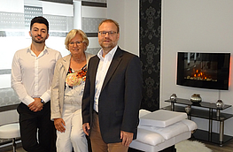 Gisela Richter (Mitte) und Wirtschaftsförderer Frank Jansing (rechts) gratulieren Bilsen Pepić zur Praxiseröffnung im besonders eingerichteten Wellnessraum.