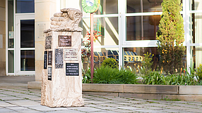 Skulptur „Stein des Anstoßes“ vor dem Rathaus