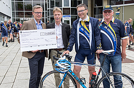 500 Euro zugunsten der Kinderkrebshilfe überreichten Bürgermeister Otto Steinkamp und Hans-Heinrich Leerkamp an Stefan Bramkamp, Leiter der IPA-Verbindungsstelle Osnabrück, und IPA-Schatzmeister Arnold Treusch von Buttlar (von links).