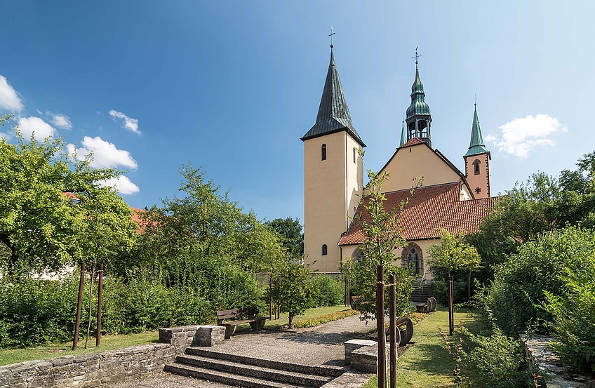 Per Gästeführung in Wallenhorst lassen sich Geschichte und viele Geschichten entdecken – wie hier an der Wallfahrtskirche in Rulle.