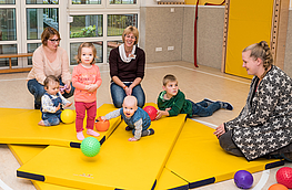 Das psychomotorische Turnen mit Anke Kreye (Mitte) machte Kindern wie Eltern viel Spaß.