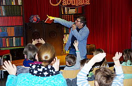 Yogi (Jürgen Eick) und Laila Musica führen Kinder in die Welt der Bücher.