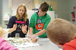 Schwimmen und sinken: In verschiedenen Versuchen erforschten Schülerinnen und Schüler der Alexanderschule das Verhalten unterschiedlicher Materialien im Wasser.