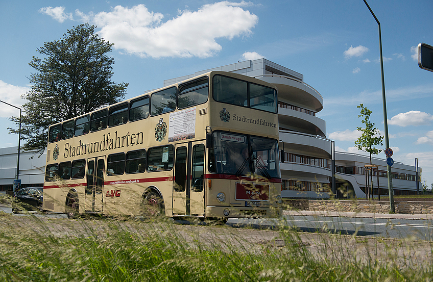 Mit dem historischen Doppeldeckerbus der Stadtwerke erkundete der Seniorenbeirat das Osnabrücker Stadtgebiet. Foto: Uwe Lewandowski