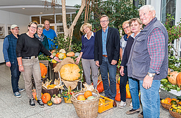 Die Mitglieder des Seniorenbeirats und weitere fleißige Helfer haben im Foyer des Rathauses wieder ein „Herbstbild“ erstellt. Bürgermeister Otto Steinkamp (4. von rechts) besuchte sie beim Aufbau.