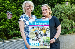 Christina Middendorp und Sandra Holzmann mit dem Plakat zum Osnabrücker Ferienpass.